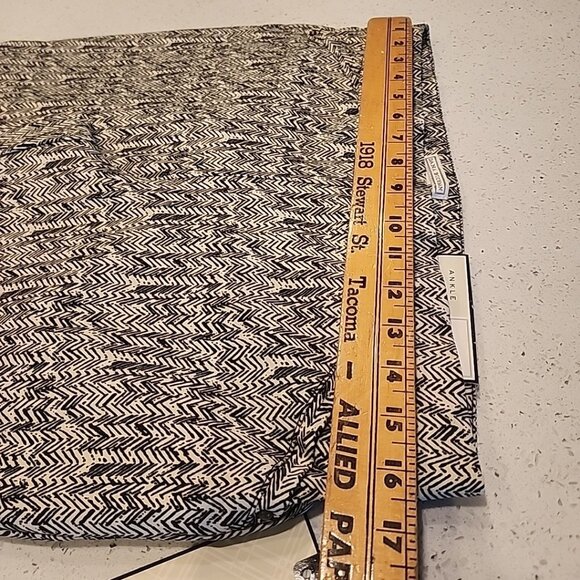 NWT Dana Buchman Mid Rise Ankle Pull On Pants M Black White 27 Inseam - Picture 5 of 6